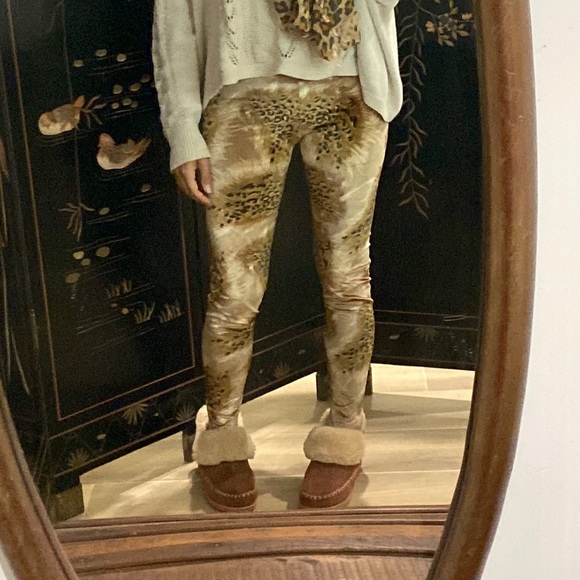 🌺SOLD🌺 Vintage Spell Leggings - Picture 3 of 11